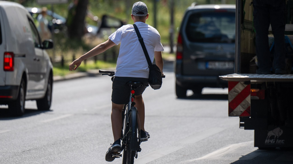 Ein Radfahrer radelt im Bezirk Schöneberg in Berlin. - Foto: Monika Skolimowska/dpa