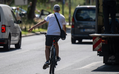 Verkehrsverbänden fehlt bei der Ampel-Koalition eine Gesamtstrategie für die Verkehrsträger Straße, Schiene und Radwege. - Foto: Monika Skolimowska/dpa