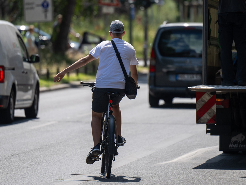 Verkehrsverbänden fehlt bei der Ampel-Koalition eine Gesamtstrategie für die Verkehrsträger Straße, Schiene und Radwege. - Foto: Monika Skolimowska/dpa