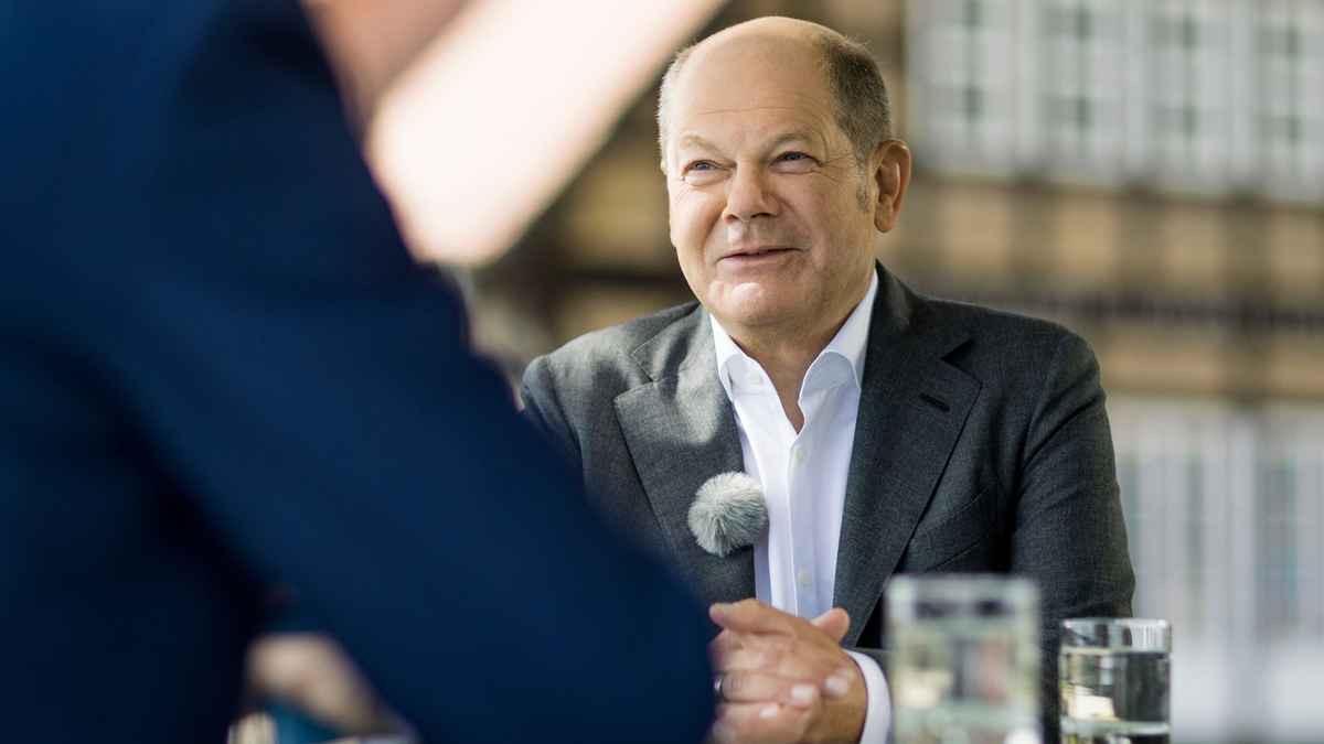 Bundeskanzler Olaf Scholz (SPD) im «Berlin direkt»-Sommerinterview des ZDF mit Theo Koll (l), Leiter ZDF-Hauptstadtstudio Berlin. - Foto: Thomas Kierok/ZDF/dpa