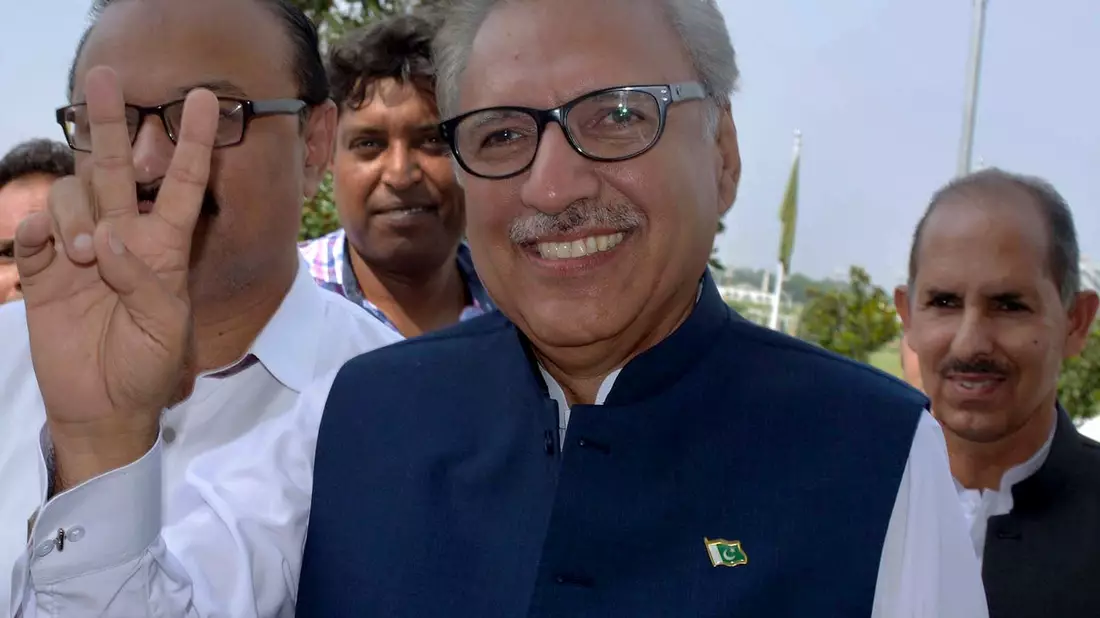 Unterzeichnete am Samstag die Ernennung von Anwarul Haq Kakar: der pakistanische Präsident Arif Alvi. - Bild: Anjum Naveed/AP/dpa