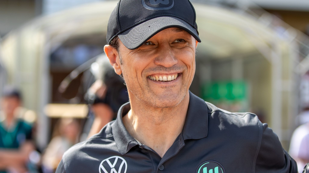 Er hatte allen Grund zum Lächeln: Wolfburgs Trainer Niko Kovac. - Foto: Andreas Gora/dpa