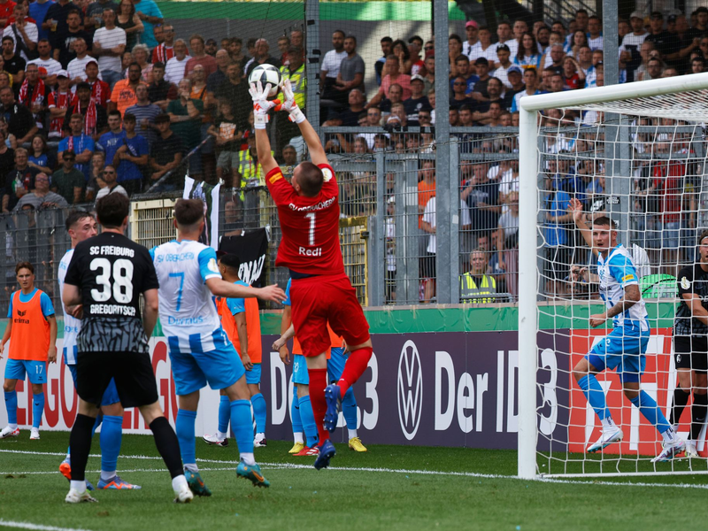 Nur einmal musste er hinter sich greifen: Oberacherns Torwart Mark Redl. - Foto: Philipp von Ditfurth/dpa