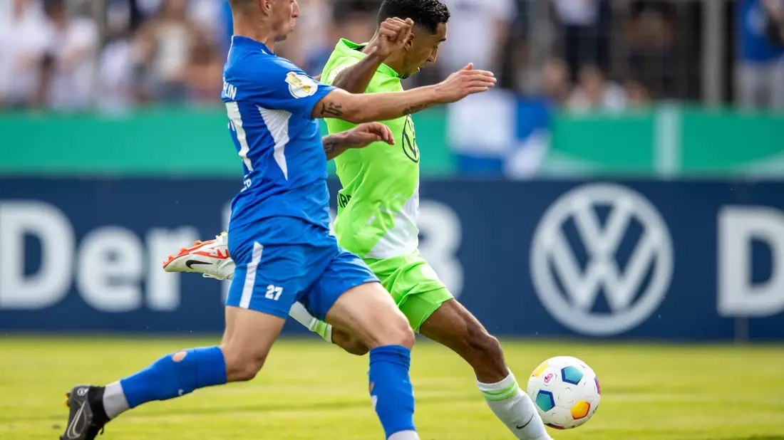 Wolfsburgs Tiago Tomas (r) traf den Ball zum 3:0. - Bild: Andreas Gora/dpa