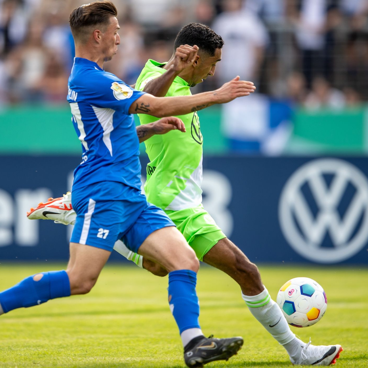 Wolfsburgs Tiago Tomas (r) traf den Ball zum 3:0. - Foto: Andreas Gora/dpa