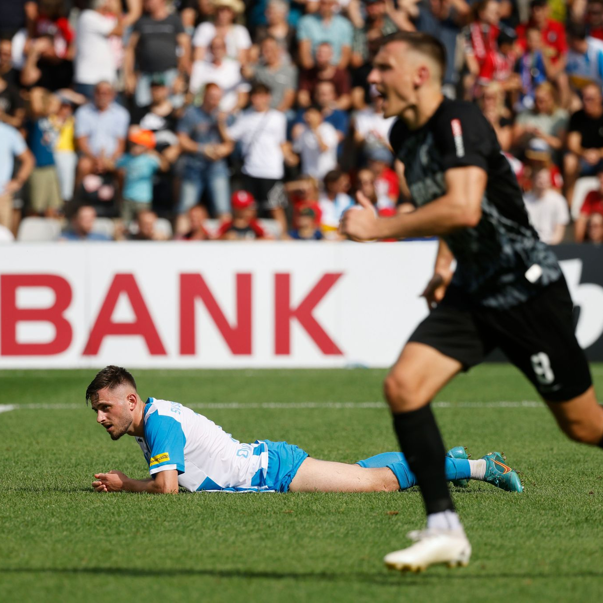 Für sie war in Runde eins nichts zu holen: Oberacherns Cemal Durmus (h) liegt nach einem missglückten Torschuss auf dem Boden. - Foto: Philipp von Ditfurth/dpa