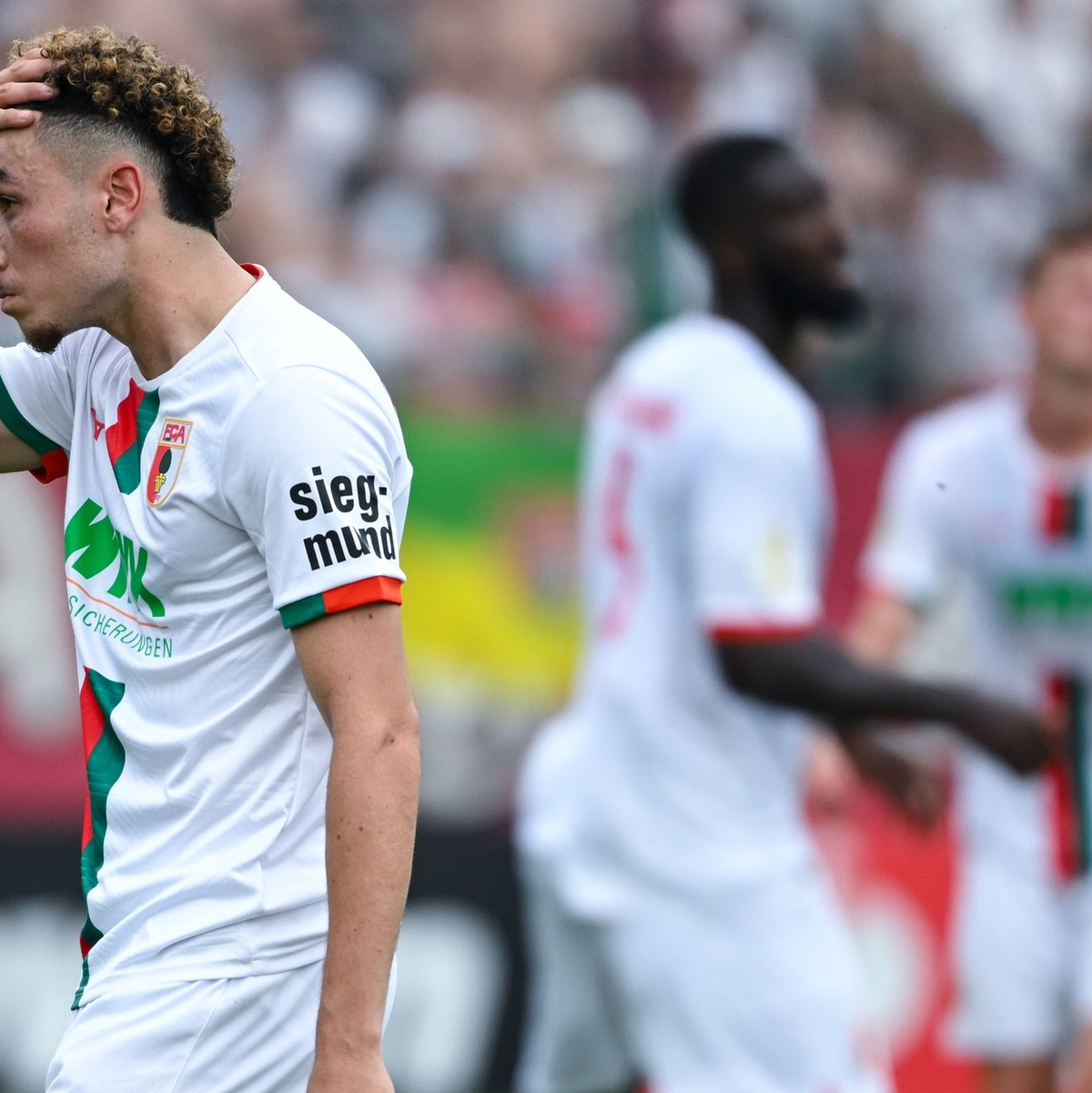 Ruben Vargas Miene entsprach dem Augsburger Ergebnis. - Foto: Sven Hoppe/dpa
