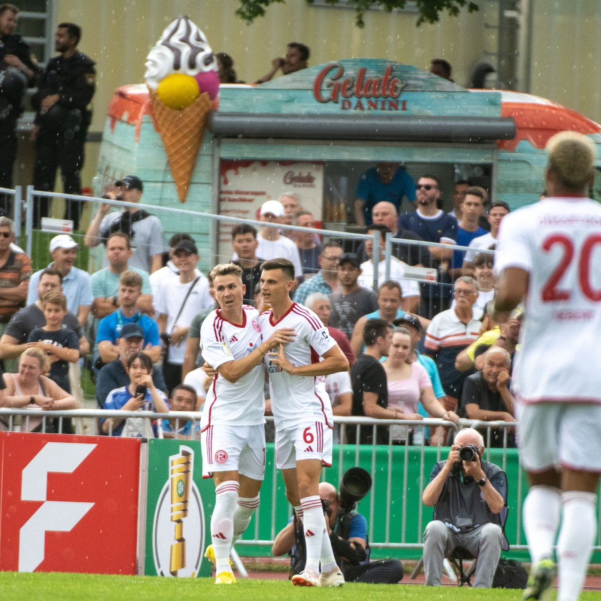 Düsseldorfs Felix Klaus (l) und Yannik Engelhardt jubeln über die frühe Düsseldorfer Führung. - Foto: Stefan Puchner/dpa
