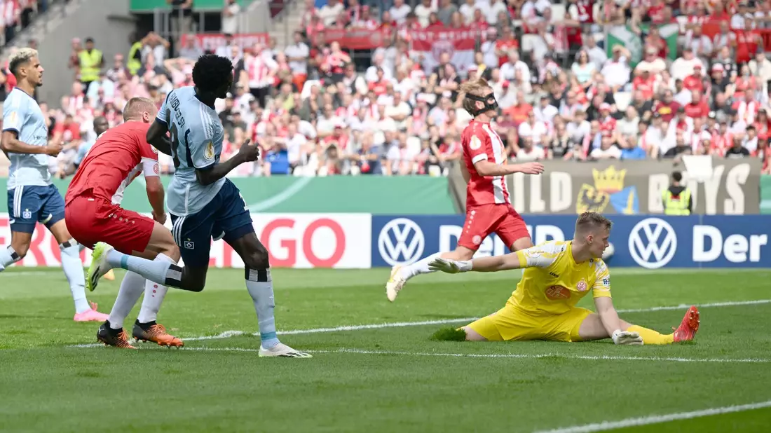 Bakery Jatta (3.v.l) brachte den HSV beim Sieg in Essen in Führung. - Bild: Federico Gambarini/dpa