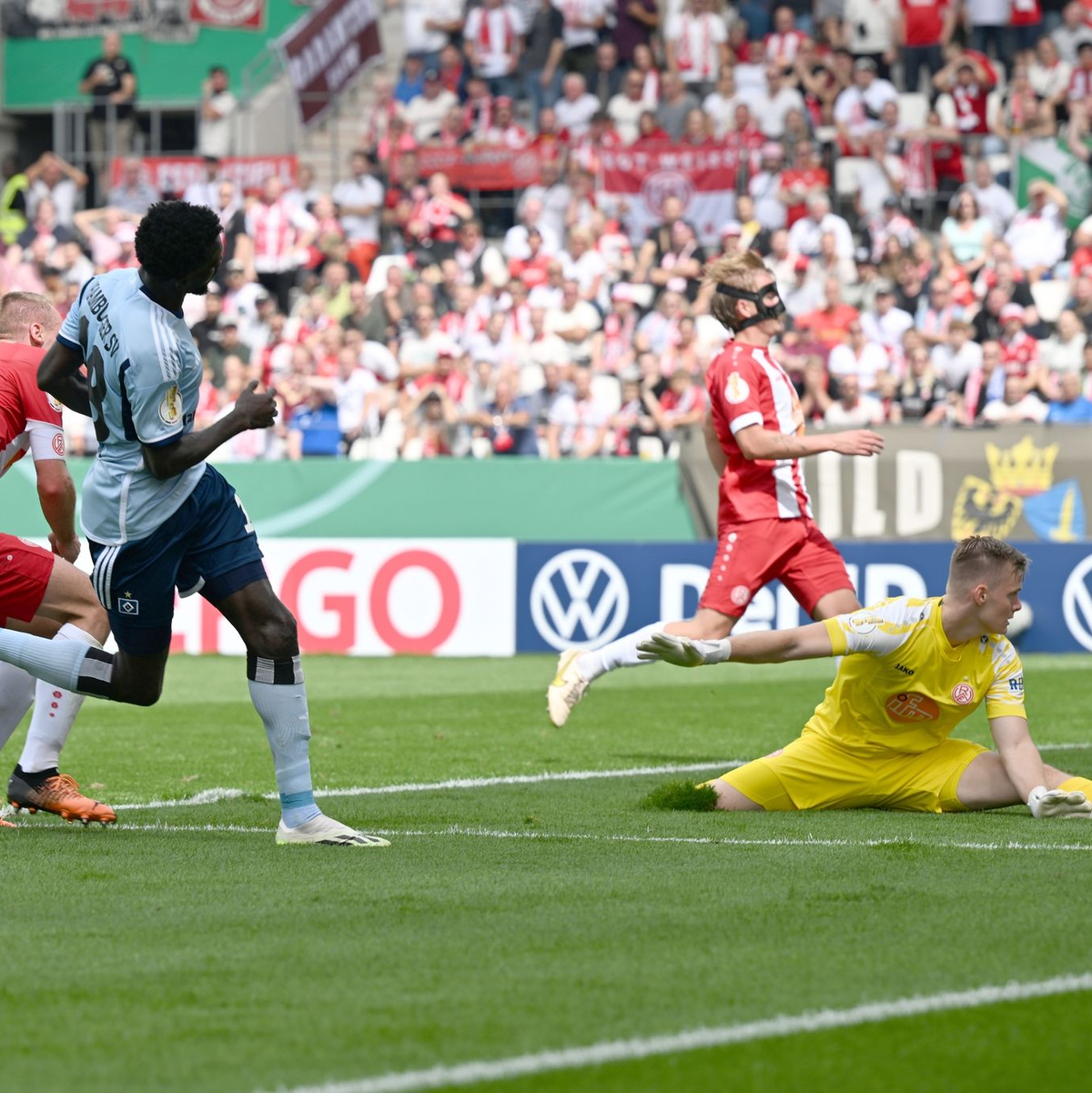 Bakery Jatta (3.v.l) brachte den HSV beim Sieg in Essen in Führung. - Foto: Federico Gambarini/dpa