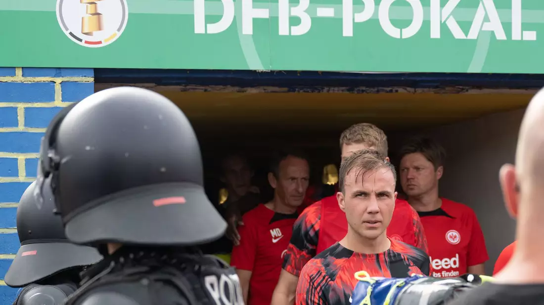 Die Polizei sicherte die Lage im Stadion. - Bild: Hendrik Schmidt/dpa