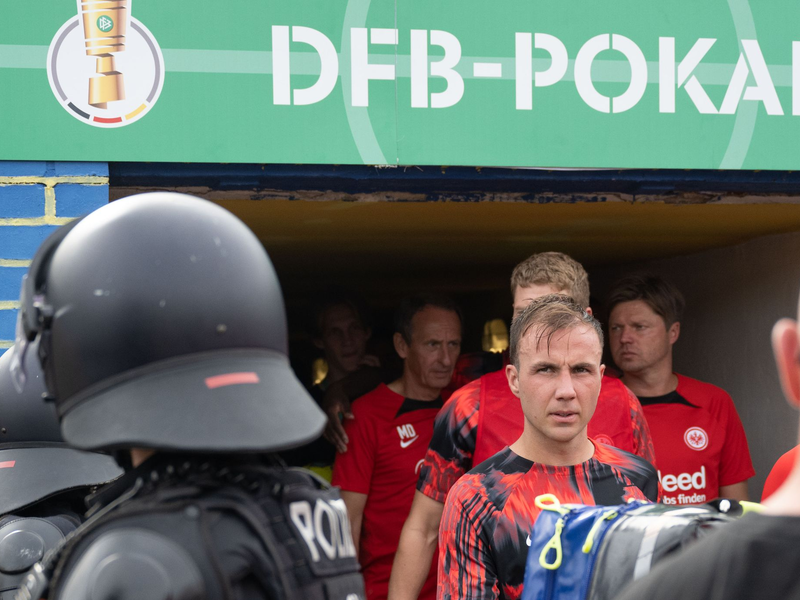 Die Polizei sicherte die Lage im Stadion. - Foto: Hendrik Schmidt/dpa