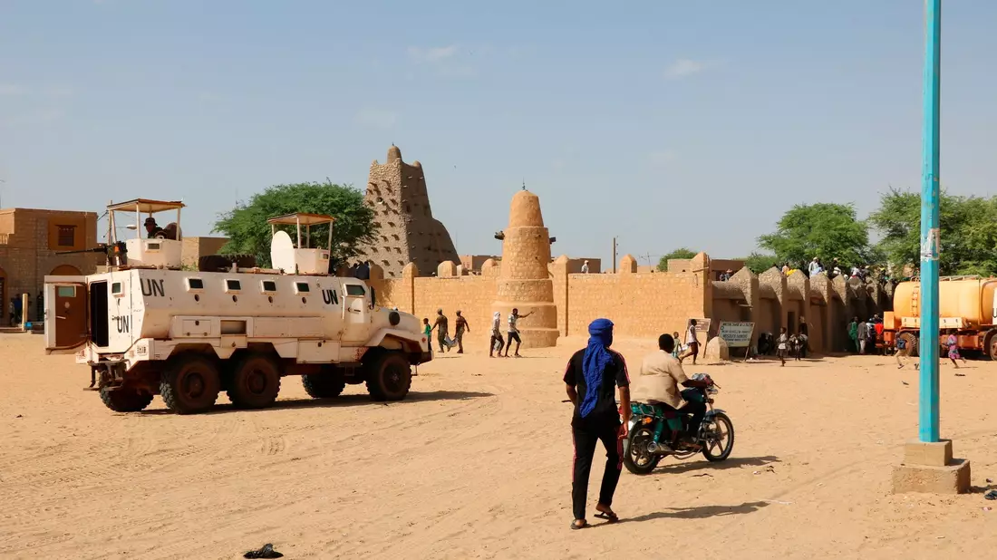 Streitkräfte der Vereinten Nationen patrouillieren im September 2021 in den Straßen von Timbuktu, Mali. - Bild: Moulaye Sayah/AP