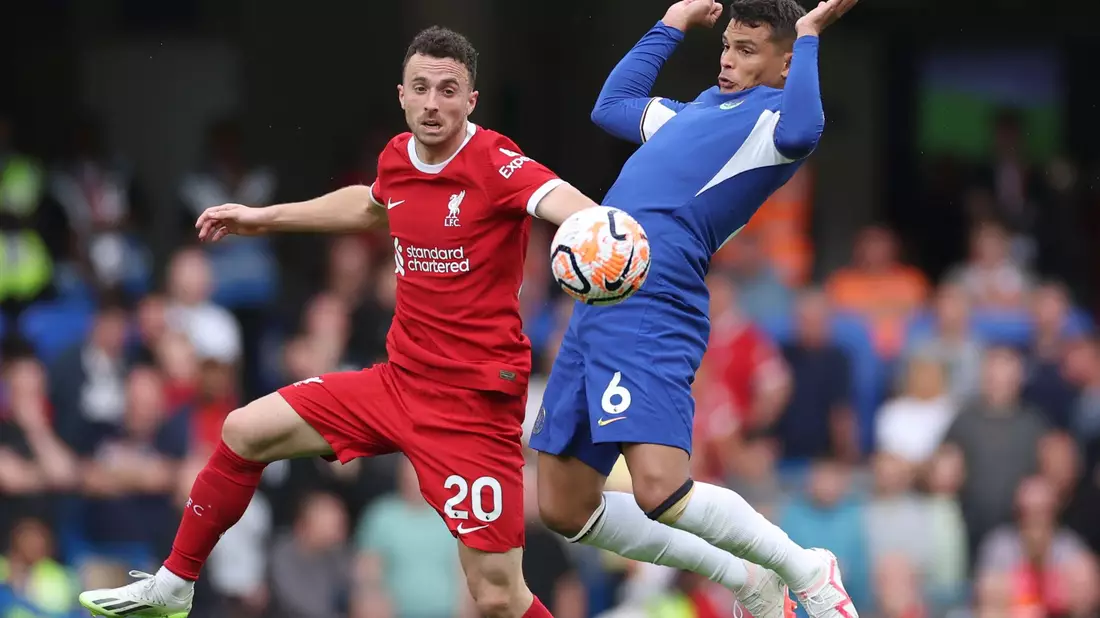 Liverpools Diogo Jota (l) im Zweikampf mit Thiago Silva vom FC Chelsea. - Bild: Ian Walton/AP/dpa