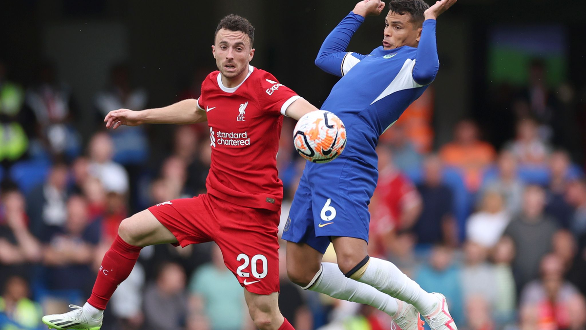 Liverpools Diogo Jota (l) im Zweikampf mit Thiago Silva vom FC Chelsea. - Foto: Ian Walton/AP/dpa
