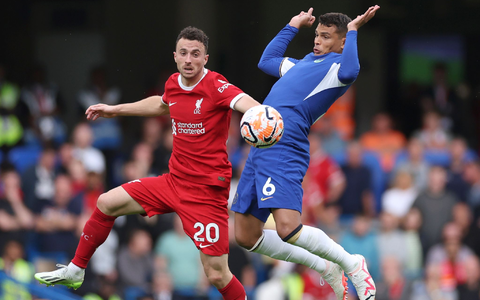 Liverpools Diogo Jota (l) im Zweikampf mit Thiago Silva vom FC Chelsea. - Foto: Ian Walton/AP/dpa