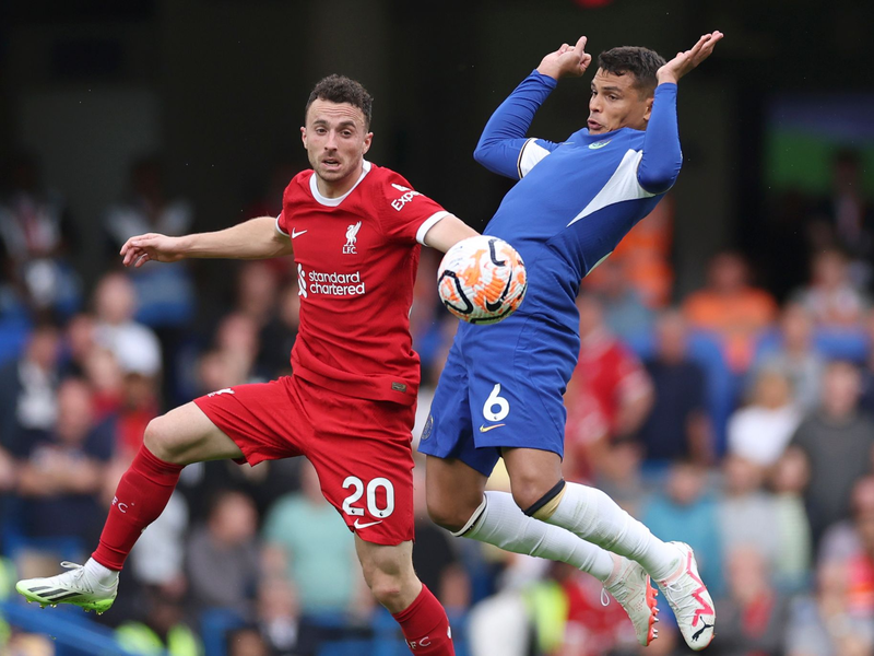 Liverpools Diogo Jota (l) im Zweikampf mit Thiago Silva vom FC Chelsea. - Foto: Ian Walton/AP/dpa