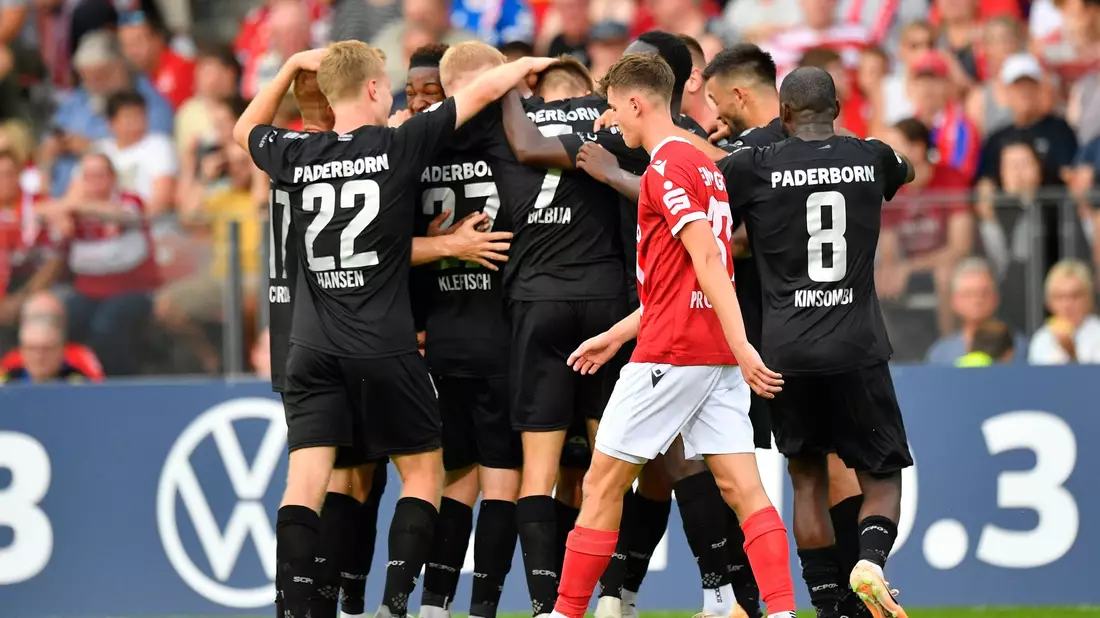 Paderborner Spieler feiern das vierte Tor im Erstrundenduell gegen Cottbus. - Bild: Matthias Rietschel/dpa