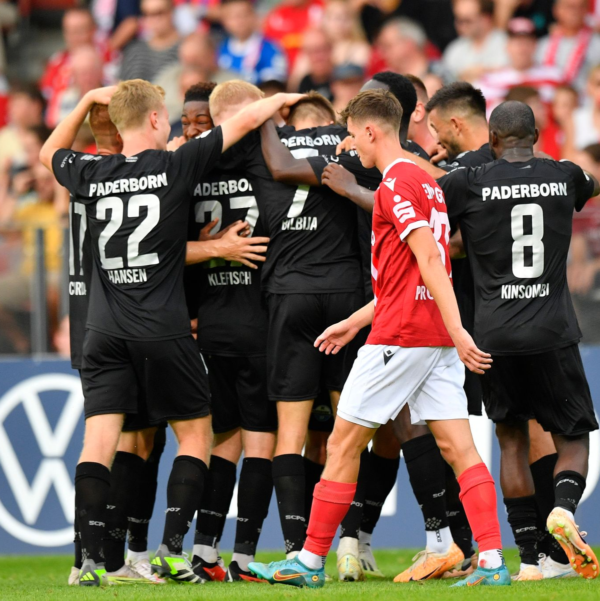 Paderborner Spieler feiern das vierte Tor im Erstrundenduell gegen Cottbus. - Foto: Matthias Rietschel/dpa