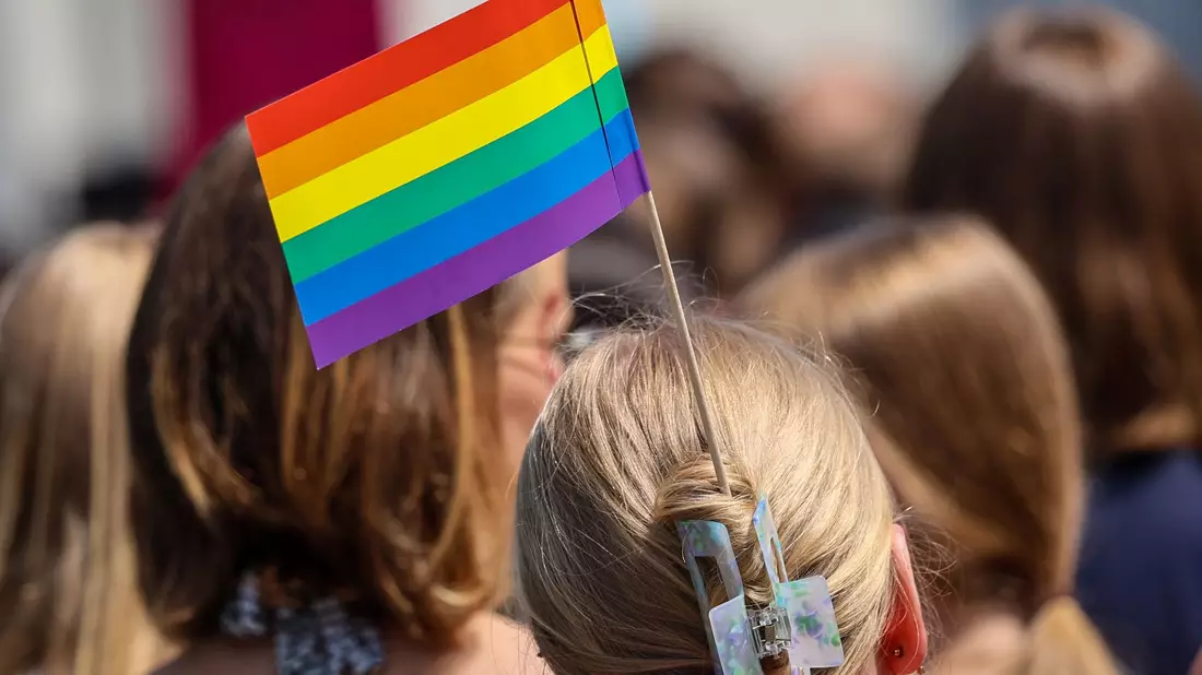 Umzüge zum Christopher-Street-Day (CSD) zeigen Unterstützung für homosexuelle und queere Menschen. (Symbolybild) - Bild: Focke Strangmann/dpa