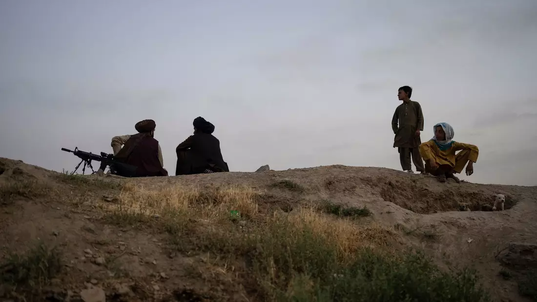 Kämpfer der Taliban versammeln sich in der Nähe des Sakhi Shah-e Mardan-Schreins in Kabul. - Bild: Rodrigo Abd/AP/dpa