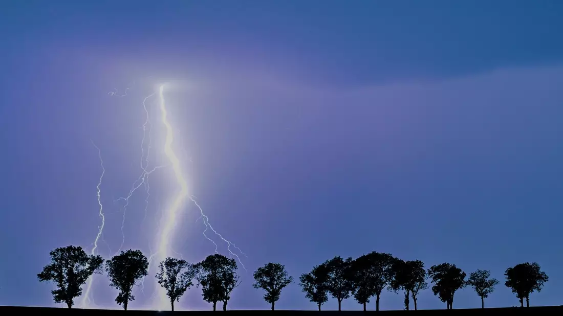 Ein Blitz eines Gewitters erhellt den Nachthimmel über der Landschaft im Osten des Landes Brandenburg. - Bild: Patrick Pleul/dpa