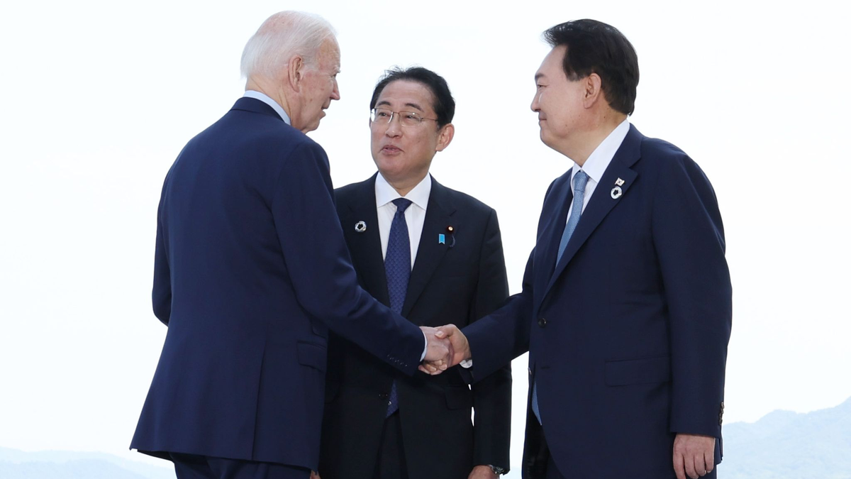 US-Präsident Joe Biden (l) trifft im August mit Japans Regierungschef Fumio Kishida und dem südkoreanischen Präsidenten Yoon Suk Yeol (r) zu einem Gipfeltreffen zusammen. - Foto: -/YNA/dpa