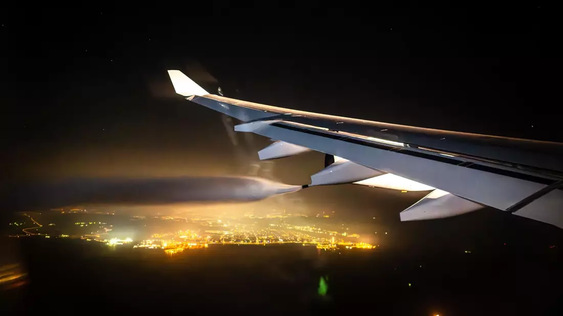 Die Piloten des Regierungs-Airbus A340 lassen kontrolliert Treibstoff ab. - Bild: Sina Schuldt/dpa