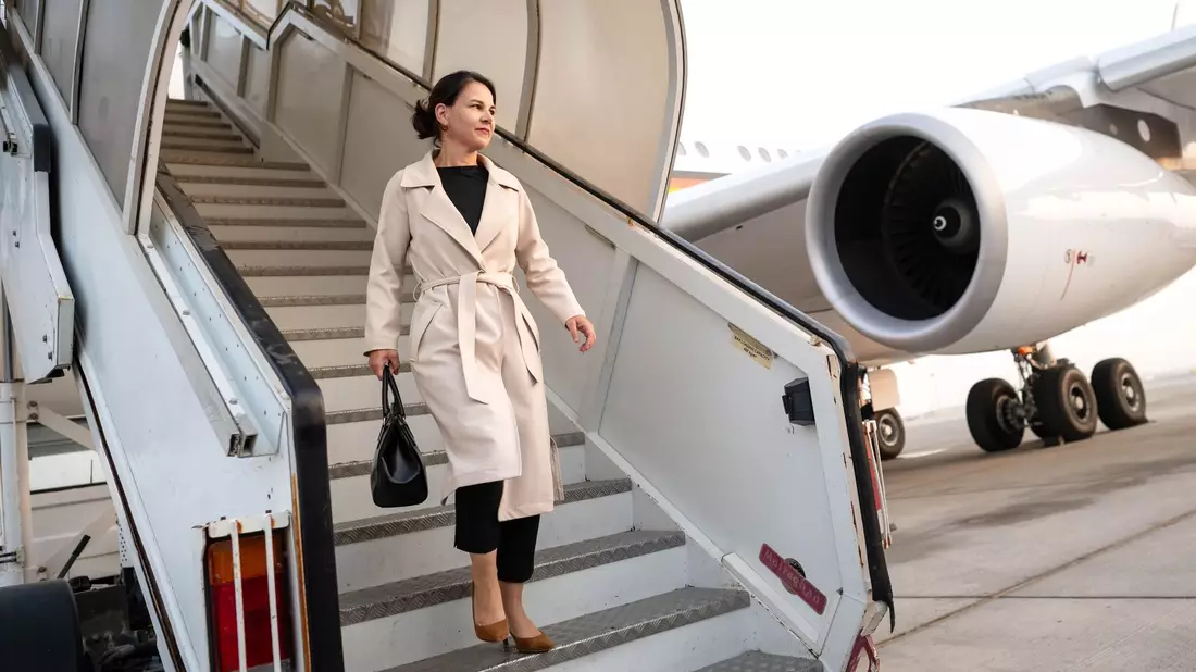 Außenministerin Annalena Baerbock steigt aus der Regierungsmaschine. - Bild: Sina Schuldt/dpa