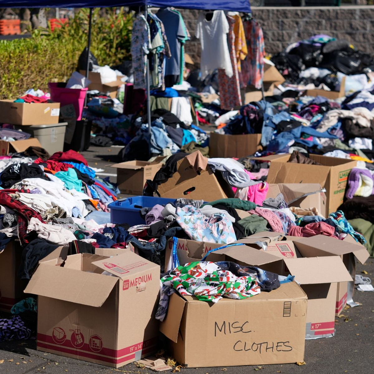 Gespendete Kleidung wird in Lahaina, Hawaii, auf einem Parkplatz gesammelt, nachdem die Waldbrände schwere Schäden verursacht haben. - Foto: Rick Bowmer/AP/dpa