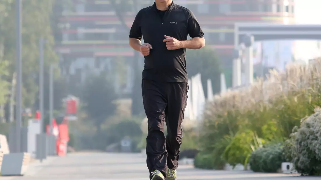 Joggt und rudert gerne: Kanzler Olaf Scholz. - Bild: Bodo Marks/dpa/Archiv