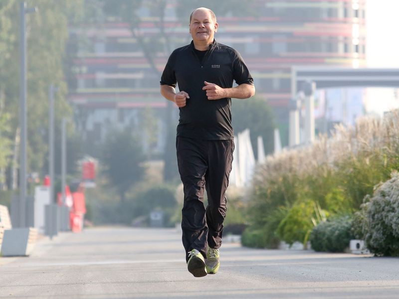 Joggt und rudert gerne: Kanzler Olaf Scholz. - Foto: Bodo Marks/dpa/Archiv