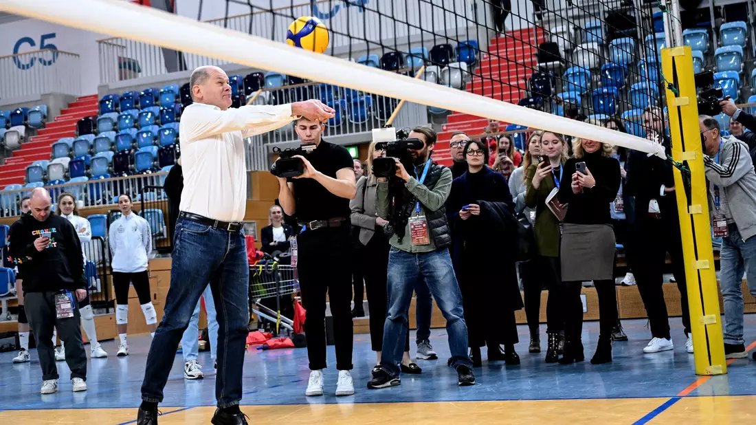 Scholz spielt Volleyball bei einem Besuch des Trainings der Volleyballerinnen des SC Potsdam. - Bild: Britta Pedersen/dpa/Archiv