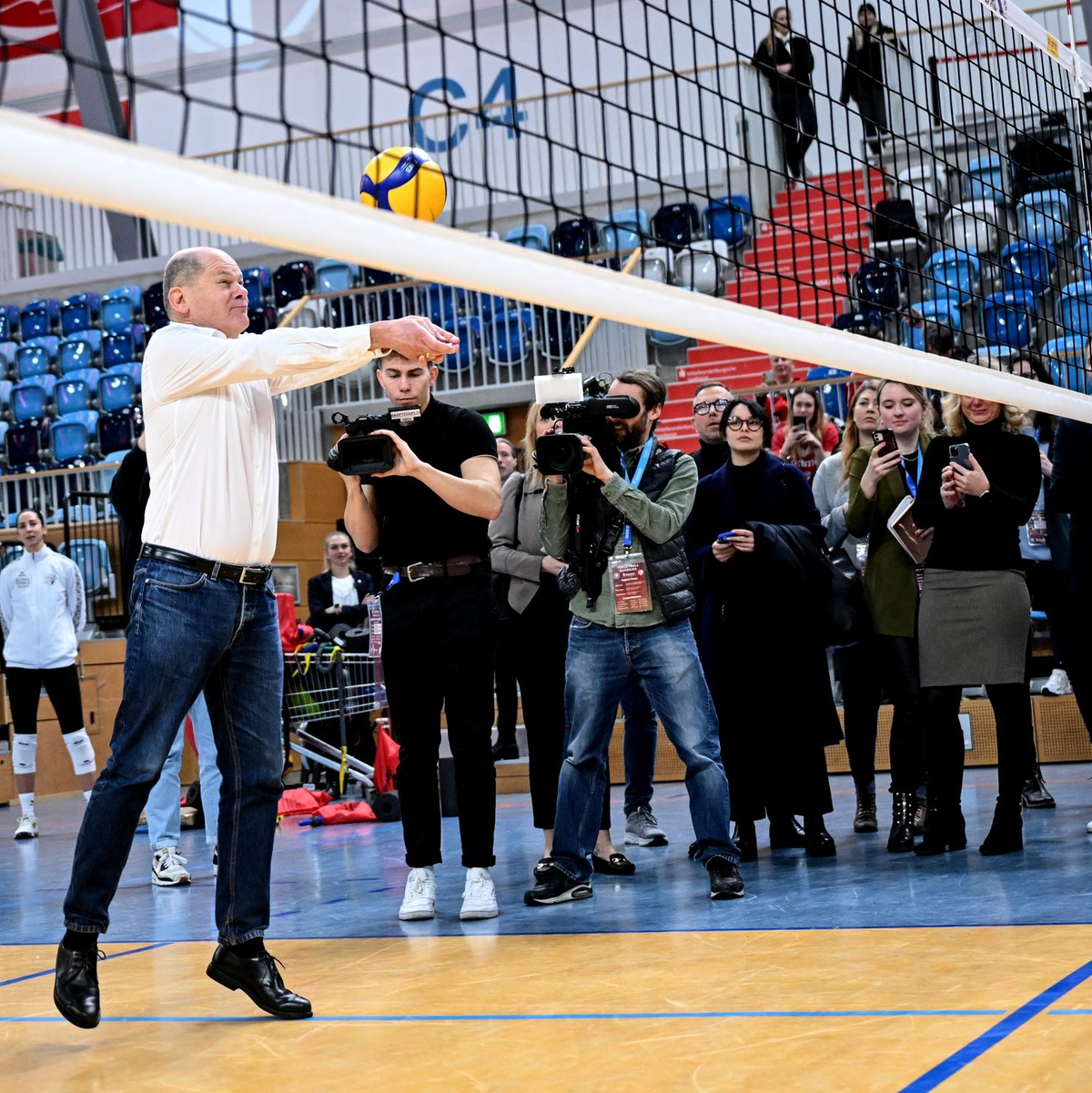 Scholz spielt Volleyball bei einem Besuch des Trainings der Volleyballerinnen des SC Potsdam. - Foto: Britta Pedersen/dpa/Archiv
