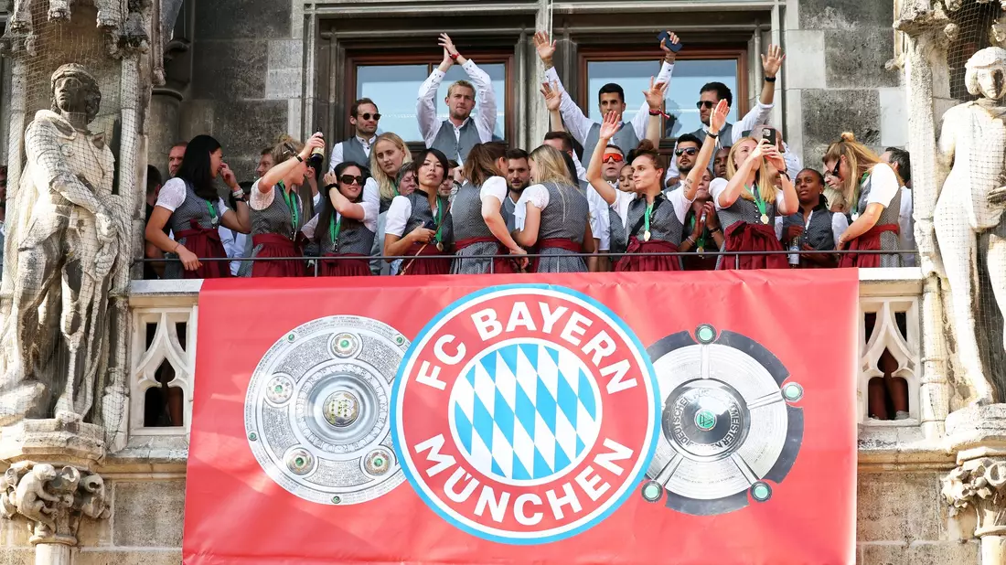 Spielerinnen und Spieler von Bayern München jubeln auf dem Rathaus-Balkon. - Bild: Karl-Josef Hildenbrand/dpa