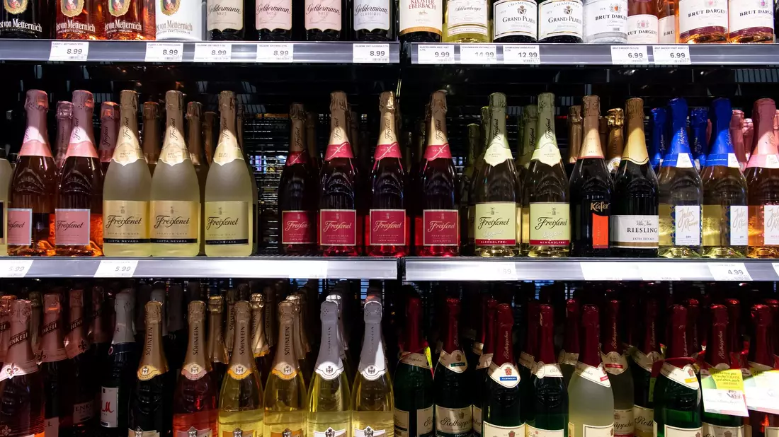 Deutschland gehört zu den Ländern, in denen weltweit am meisten Sekt getrunken wird. (Archivbild) - Bild: Sven Hoppe/dpa