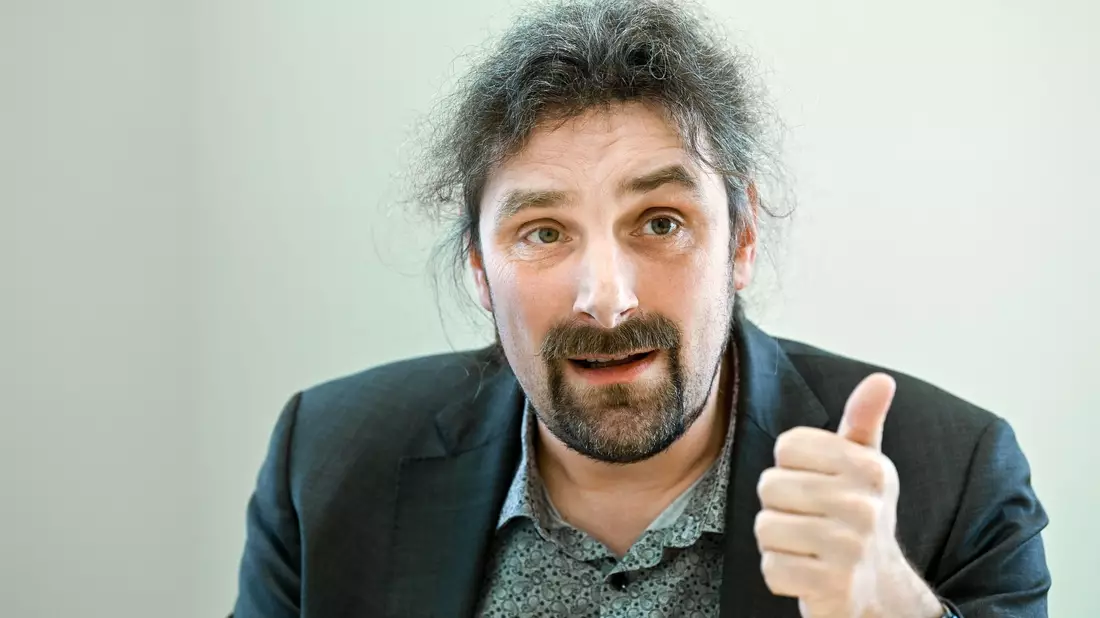 Christian Hummert, Forschungsdirektor der Agentur für Innovation in der Cybersicherheit, spricht während eines Interviews. - Bild: Heiko Rebsch/dpa