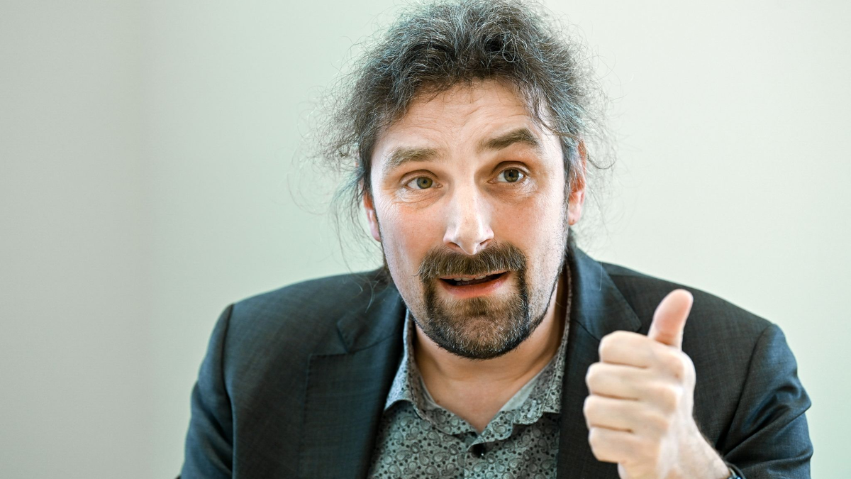 Christian Hummert, Forschungsdirektor der Agentur für Innovation in der Cybersicherheit, spricht während eines Interviews. - Foto: Heiko Rebsch/dpa