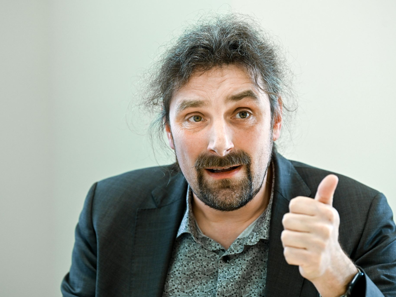 Christian Hummert, Forschungsdirektor der Agentur für Innovation in der Cybersicherheit, spricht während eines Interviews. - Foto: Heiko Rebsch/dpa