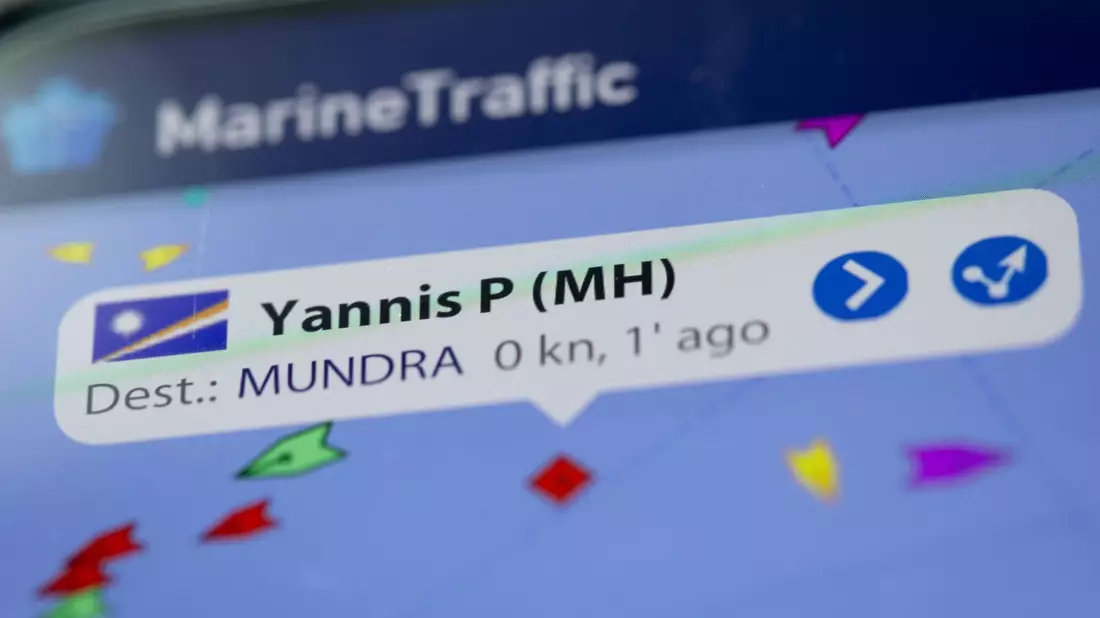 Auf dem Display eines Smartphones wird in der App «MarineTraffic» die damals aktuelle Position des Öltankers «Yannis P» angezeigt. - Bild: Jens Büttner/dpa