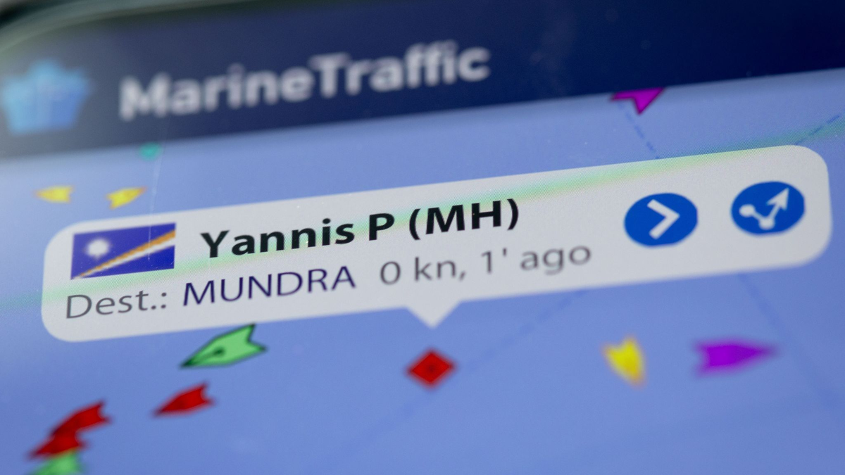 Auf dem Display eines Smartphones wird in der App «MarineTraffic» die damals aktuelle Position des Öltankers «Yannis P» angezeigt. - Foto: Jens Büttner/dpa