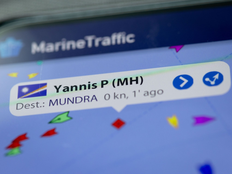 Auf dem Display eines Smartphones wird in der App «MarineTraffic» die damals aktuelle Position des Öltankers «Yannis P» angezeigt. - Foto: Jens Büttner/dpa