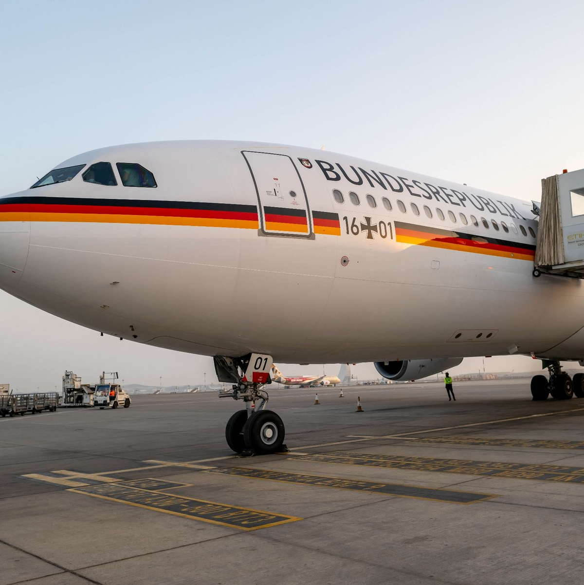 Nach einer Zwischenlandung zum Auftanken in Abu Dhabi musste Außenministerin Baerbock am frühen Morgen ihren Flug nach Australien vorerst abbrechen. - Foto: Sina Schuldt/dpa