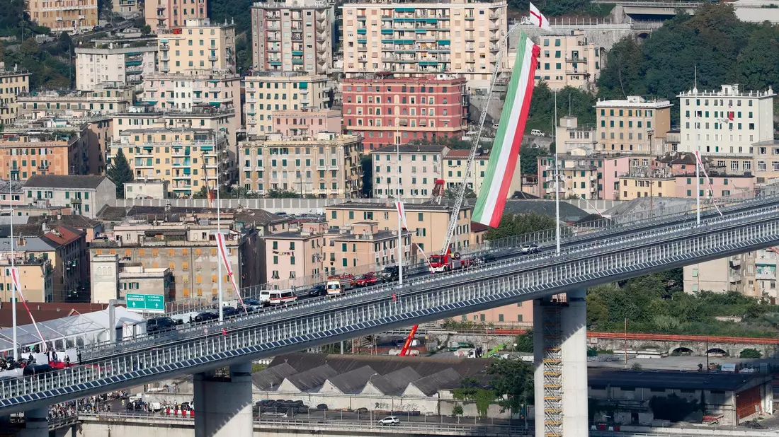 Knapp zwei Jahre nach dem Einsturz der Morandi-Autobahnbrücke konnte im Jahr 2000 der Neubau eingeweiht werden. - Bild: Antonio Calanni/ANSA/AP/dpa