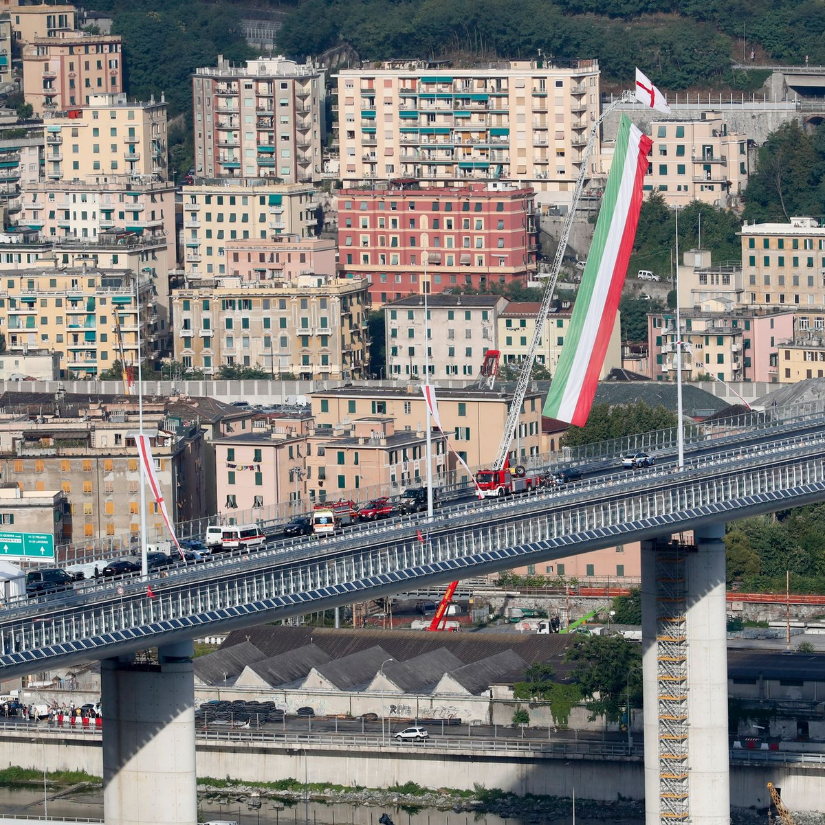 Knapp zwei Jahre nach dem Einsturz der Morandi-Autobahnbrücke konnte im Jahr 2000 der Neubau eingeweiht werden. - Foto: Antonio Calanni/ANSA/AP/dpa