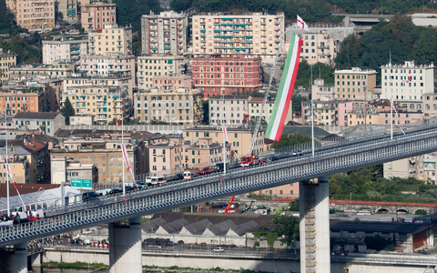 Knapp zwei Jahre nach dem Einsturz der Morandi-Autobahnbrücke konnte im Jahr 2000 der Neubau eingeweiht werden. - Foto: Antonio Calanni/ANSA/AP/dpa