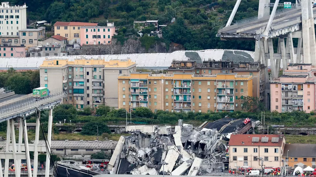 Ein Lastwagen (l) steht auf der Autobahnbrücke Ponte Morandi kurz vor der Stelle, an der die Brücke 2018 einstürzte. - Bild: Luca Zennaro/ANSA/AP/dpa