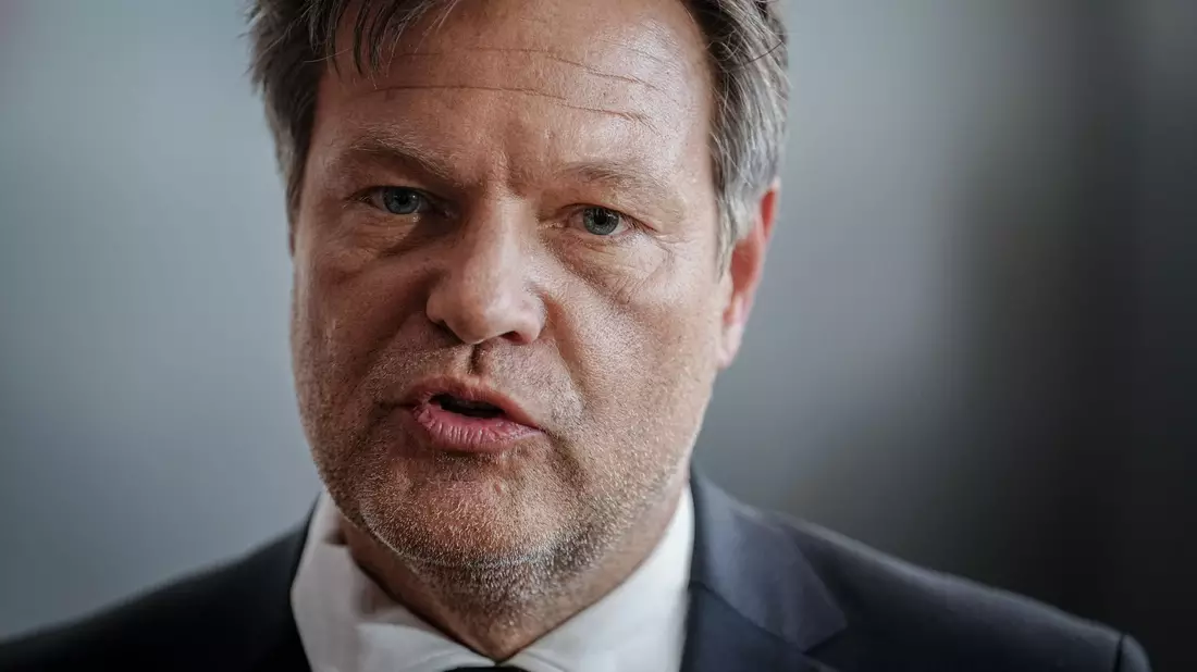 «Wir denken von den Bürgern und Unternehmen aus, nicht von den Paragrafen», sagt  Bundeswirtschaftsminister Robert Habeck (Bündnis 90/Die Grünen). - Bild: Kay Nietfeld/dpa