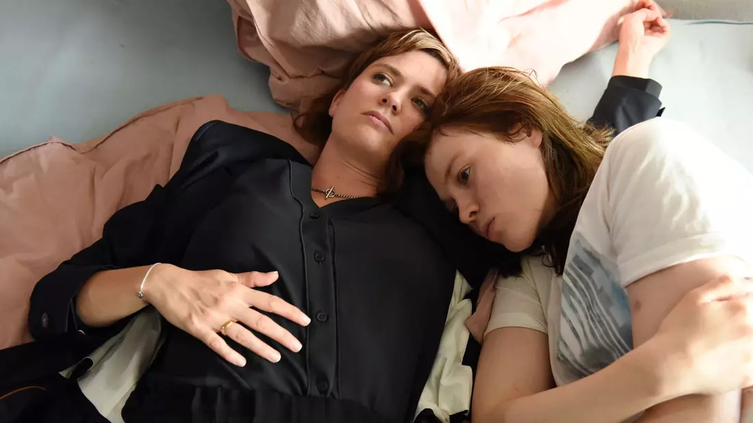Clara (Emily Cox) und Leonie (Paula Kober) in einer Szene der ersten Folge der ARD-Dramaserie «37 Sekunden». - Bild: Barbara Bauriedl/ARD Degeto/Odeon Fiction GmbH/dpa