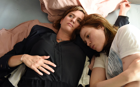 Clara (Emily Cox) und Leonie (Paula Kober) in einer Szene der ersten Folge der ARD-Dramaserie «37 Sekunden». - Foto: Barbara Bauriedl/ARD Degeto/Odeon Fiction GmbH/dpa